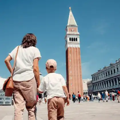 Mãe e filho com cidadania italiana em Veneza