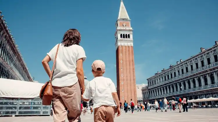 Mãe e filho com cidadania italiana em Veneza