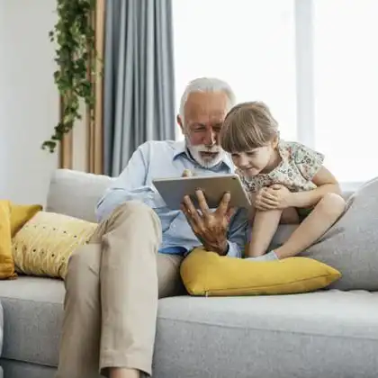 Avô com seu neto no sofá