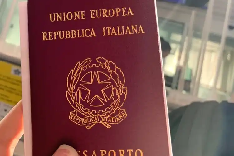 Segurando passaporte italiano