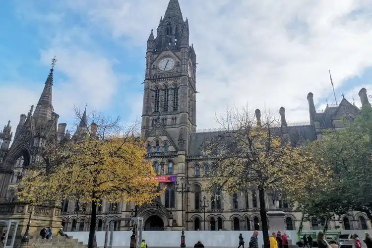 Prédio da Universidade de Manchester, destino de quem viaja para Inglaterra. 