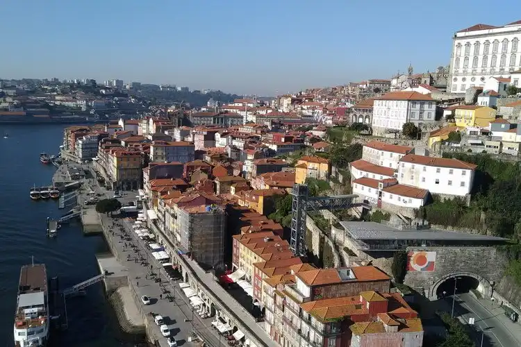 Vista aérea da ribeira da cidade do Porto.