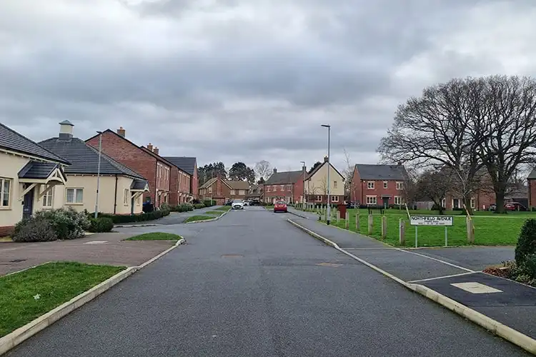 Rua com casas em uma cidade na Inglaterra.