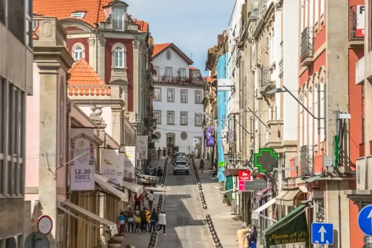 Rua e casas em Viseu em Portugal