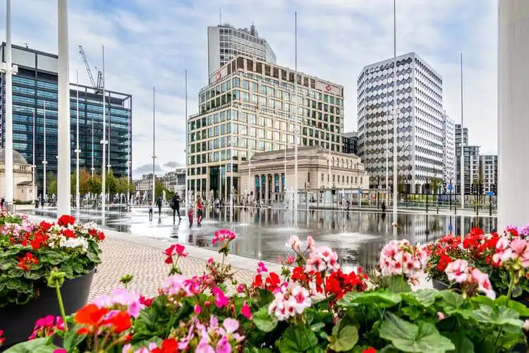 Praça da cidade de Birmingham, uma das cidades baratas para morar na Inglaterra. 