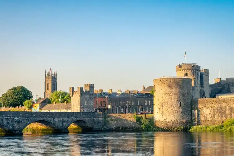 Vista de castelo em Limerick em dia ensolarado na cidade irlandesa