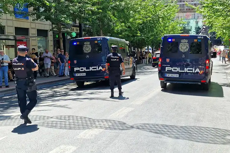 Policiais garantem a segurança na Espanha