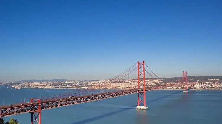 Ponte 27 de Abril liga Lisboa a Almada