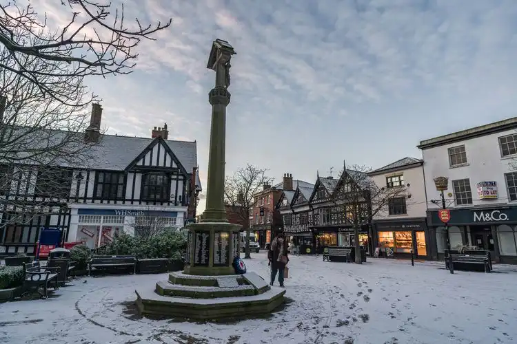 Dia de neve na cidade de Cheshire, Inglaterra. 
