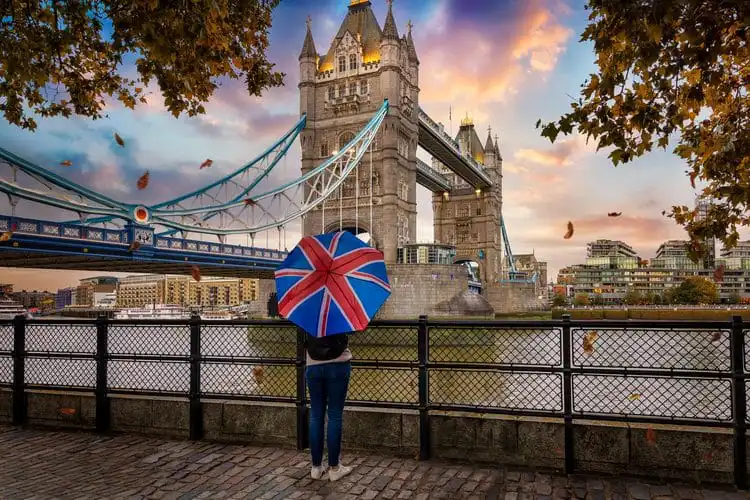 Turista viaja com seguro viagem Londres.
