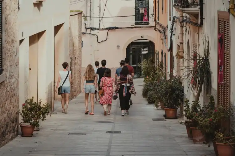 Turistas em rua na Itália, onde o seguro viagem Schengen é obrigatório