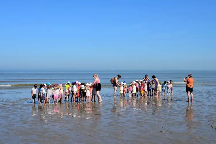 Crianças em colônia de férias na Bélgica, na praia Blankenberge.