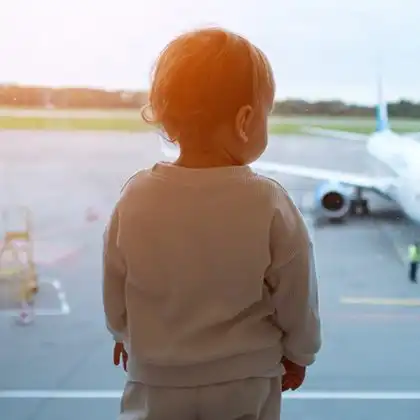 Bebê viajando de avião