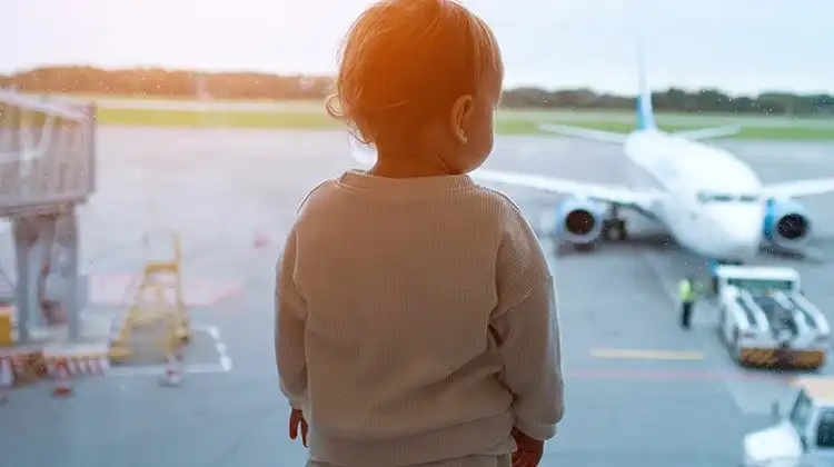 Bebê viajando de avião