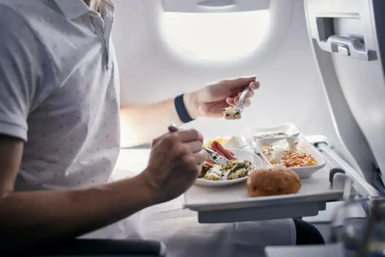 Espaço para comer no avião é pequeno