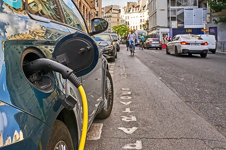 Carro elétrico é comum em Paris.
