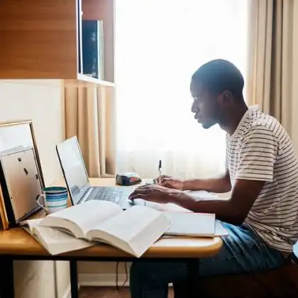 Homem estudando em casa para aprender inglês sozinho.