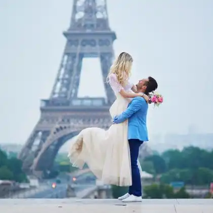 Como casar na França: casal de noivos posa para foto em Paris
