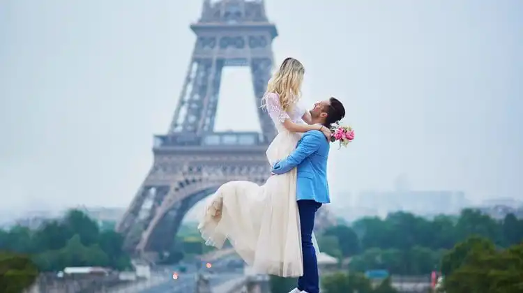 Como casar na França: casal de noivos posa para foto em Paris