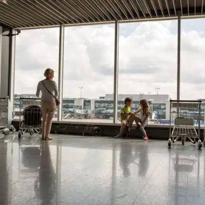 Mãe que comprou passagem aérea para menor desacompanhado espera no aeroporto os filhos embarcarem