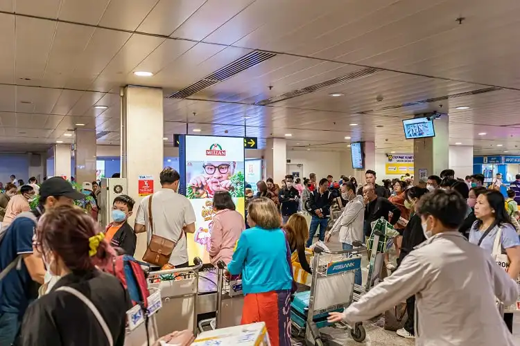 Aeroporto lotado porque um voo atrasou.