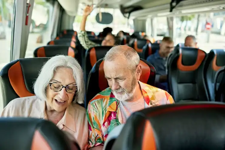 Casal de aposentados em turismo na Europa