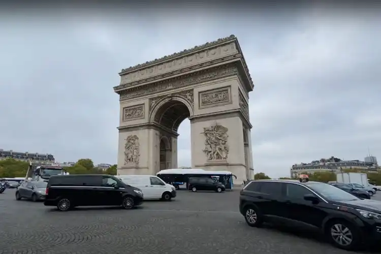Ao fazer o aluguel de carro em Paris, atente-se as regras de trânsito.