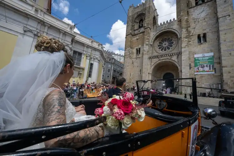 Casal após pedir cidadania portuguesa por casamento