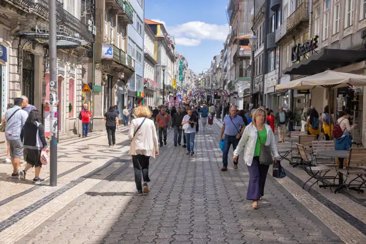 Pessoas caminhando pela Rua Santa Catarina, no Porto, Portugal.