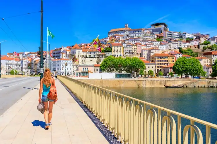 Menina mora em Coimbra e caminha pela cidade.