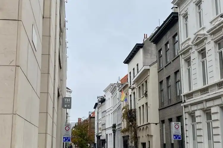 Bandeira LGBTQIA+ pendurada em residência belga.