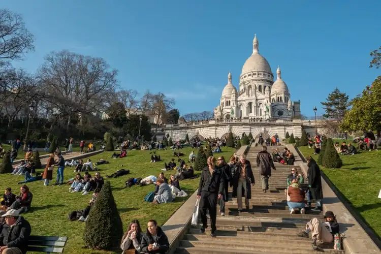 Pessoas nos jardins da Basílica de Sacré Cœur, em Paris