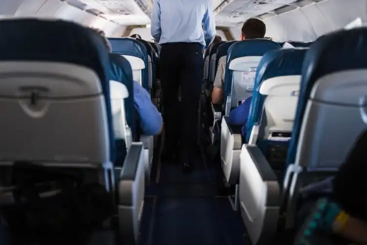 Comissário de bordo pode ajudar com algum problema no seu assento no avião.