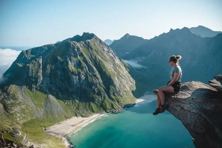 Menina faz intercâmbio na Noruega e aproveita as paisagens naturais