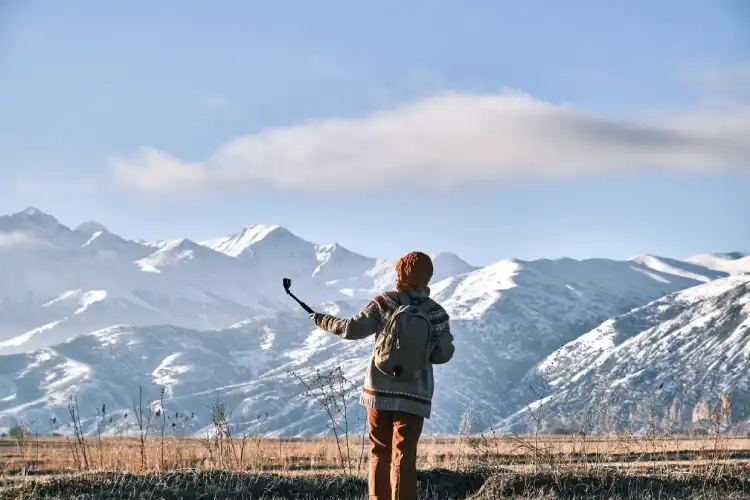 Turista em uma paisagem de montanha tirando uma selfie