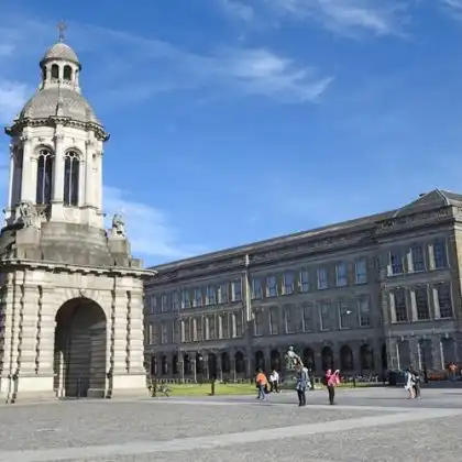 Capital da Irlanda em dia de sol em frente a Trinity College