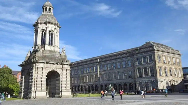 Capital da Irlanda em dia de sol em frente a Trinity College