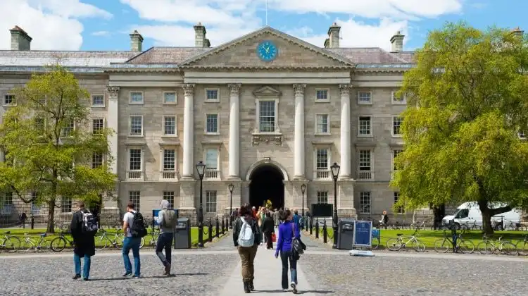 Estudantes da Trinity College, em Dublin na Irlanda