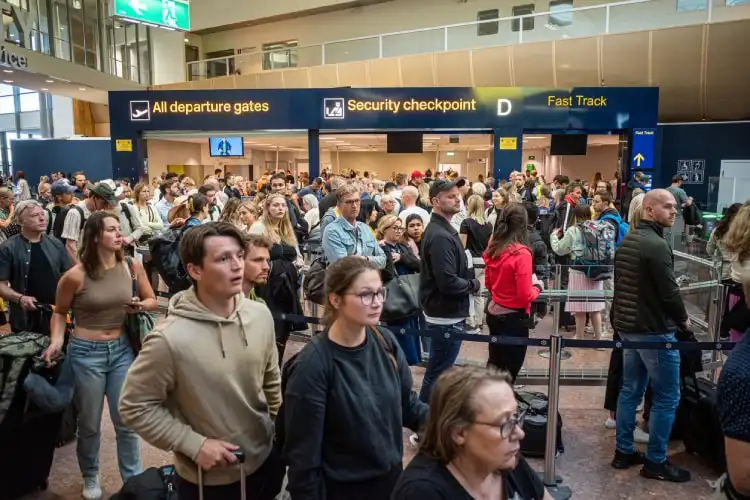 Pessoas esperando por voo de companhia aérea em Estolcomo.