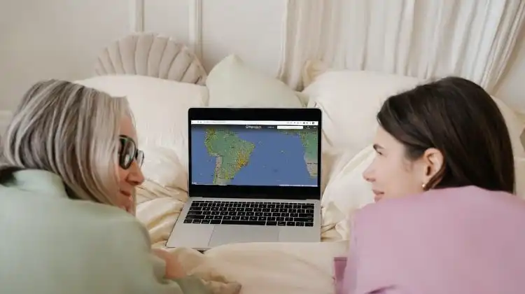 Há sites que permitem rastrear voo em tempo real a partir de mapas.