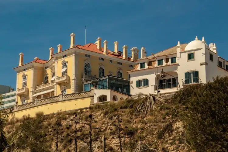 É preciso ter um perfil de alto padrão para comprar casa em Estoril.