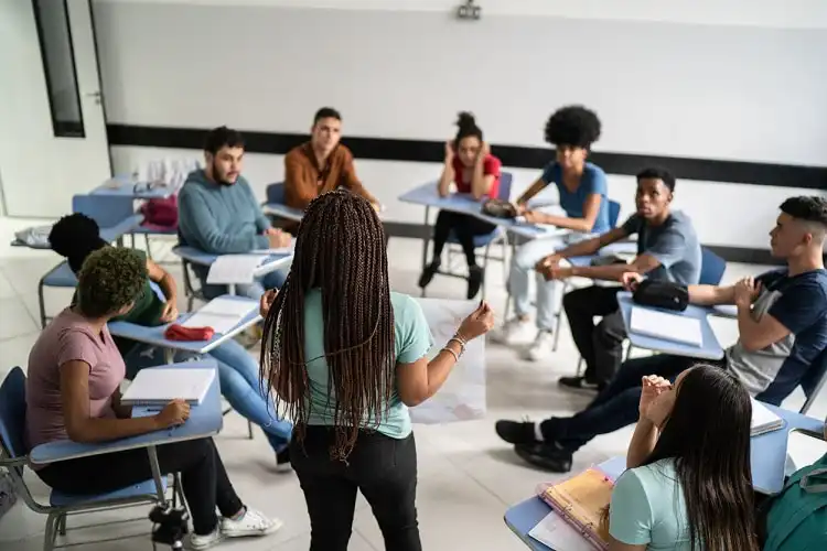 Estudante adolescente fazendo uma apresentação na sala de aula