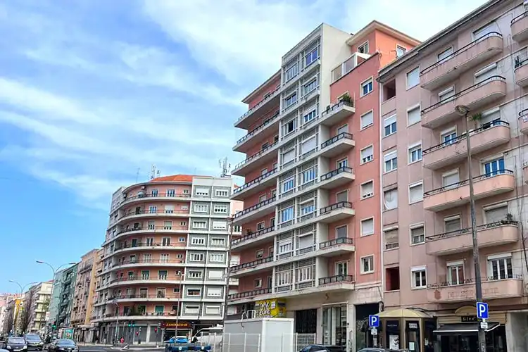 Prédios em avenida movimentada de Lisboa, Portugal