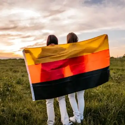 Mulheres seguram a bandeira da Alemanha