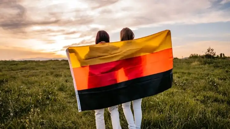 Mulheres seguram a bandeira da Alemanha