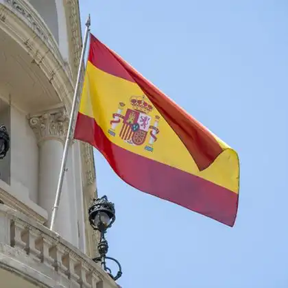 Existem algumas formas de como se legalizar na Espanha, mas são burocráticas.