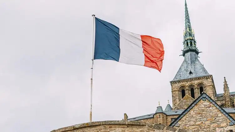 Bandeira da França hasteada em monumento.