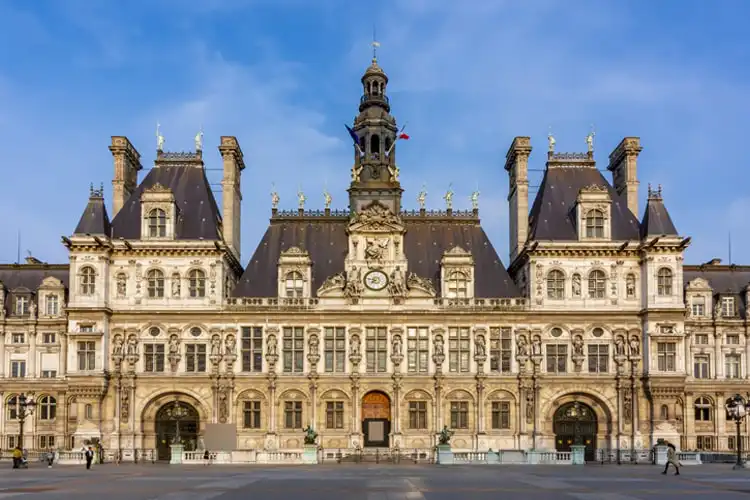 Prédio histórico abriga prefeitura na França.