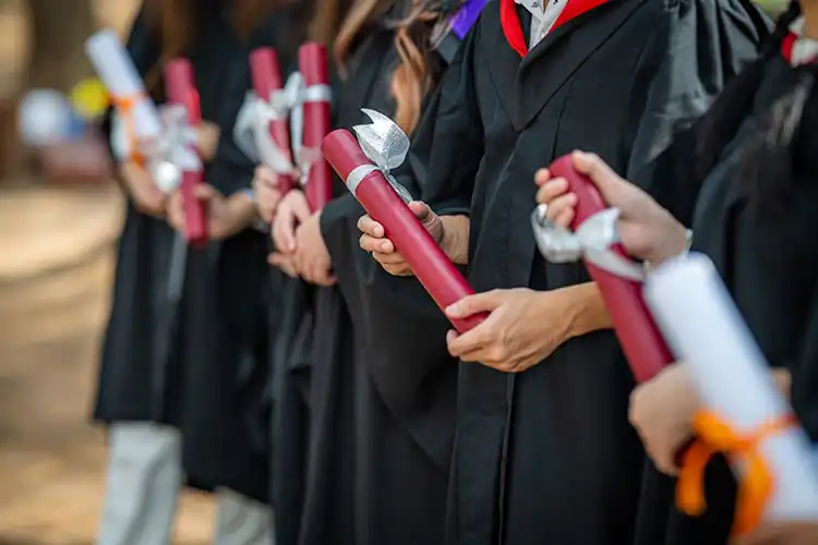 Formandos seguram diploma para validar na França