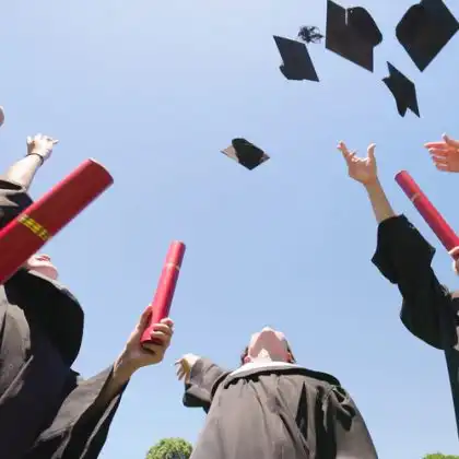 Estudantes que acabam de se formar na Espanha com os diplomas nas mãos